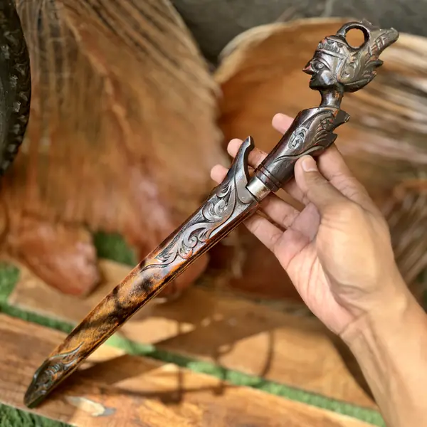 Golok dengan gagang ukir bermotif wayang buatan pengrajin Bandung