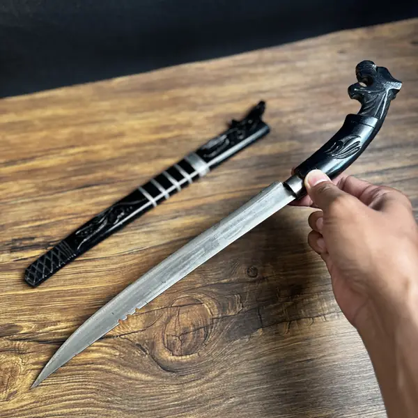 Golok panjang dengan gagang ukir dan sarung kayu buatan pengrajin lokal