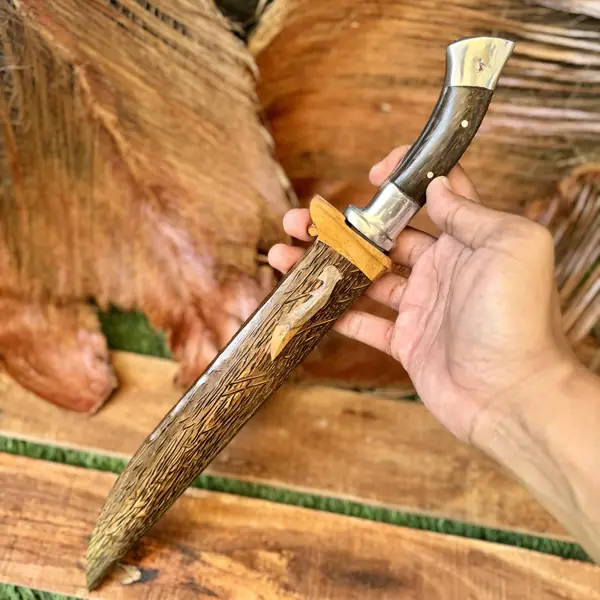 golok sembelih sapi bersarung kayu ukir dengan gagang kayu — PisauNusantara Bandung