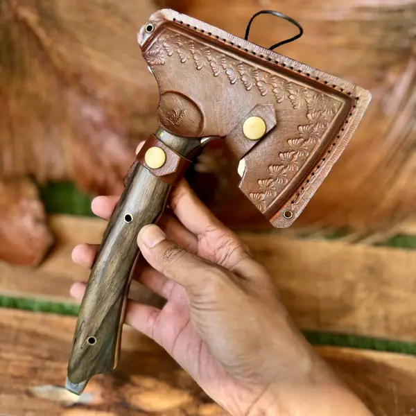 Kampak fulltang bergagang kayu dengan sarung kulit untuk camping outdoor