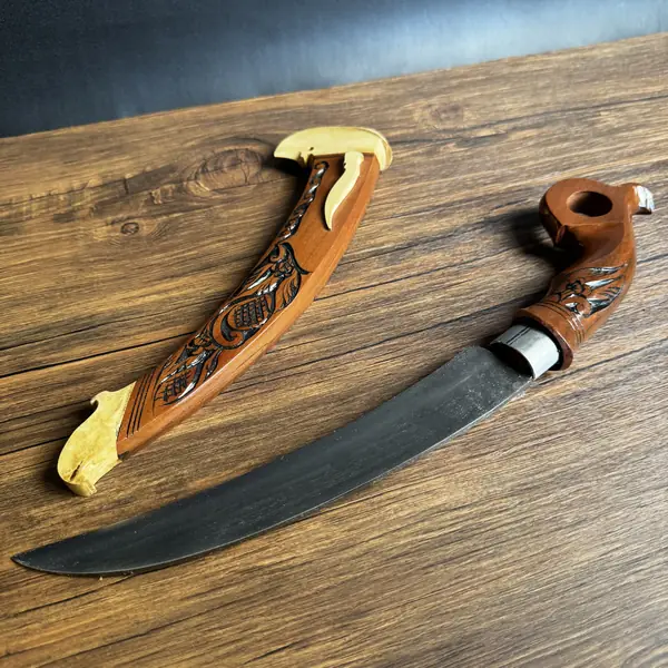 Parang kuku macan bersarung kayu berukir, golok tradisional Nusantara